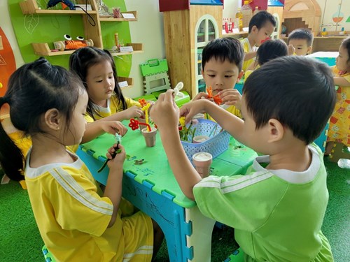 Các bé yêu lớp Bambi 2 làm hoa tặng mẹ ngày 8/3 ạ!