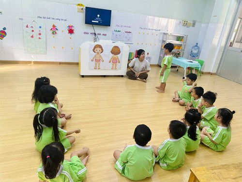Giờ học nhận biết vùng riêng tư của các bé yêu lớp Bambi 2
