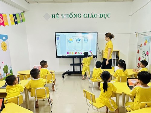 Các bé yêu Bambi 2 thực hiện bài tập nhận biết trang phục theo thời tiết trên phòng học thông minh