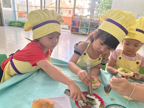 Bé yêu làm kỹ năng bánh Hamberger và ăn xế ngày 15/3/2024
