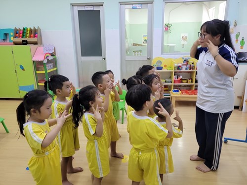 Giờ học Toán  Đếm trong phạm vi 5 và nhận biết số 5  của các bé yêu lớp Bambi 2