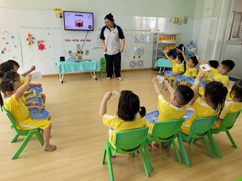 Giờ học  Vận động theo nhạc bài  Đèn xanh đèn đỏ  của các bé yêu Bambi 2