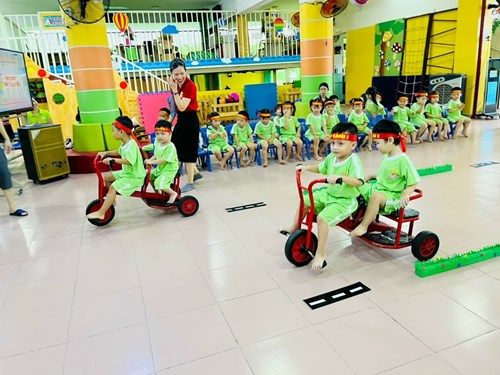Hội thi  Bé tìm hiểu an toàn giao thông  của các bé yêu lớp Bambi 2