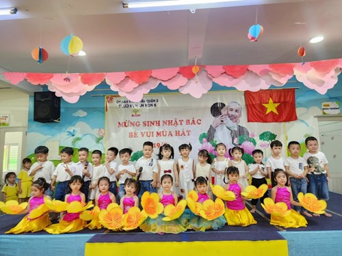 Các bé yêu lớp Bambi cùng nhau múa hát đọc thơ mừng sinh nhật Bác 19/5