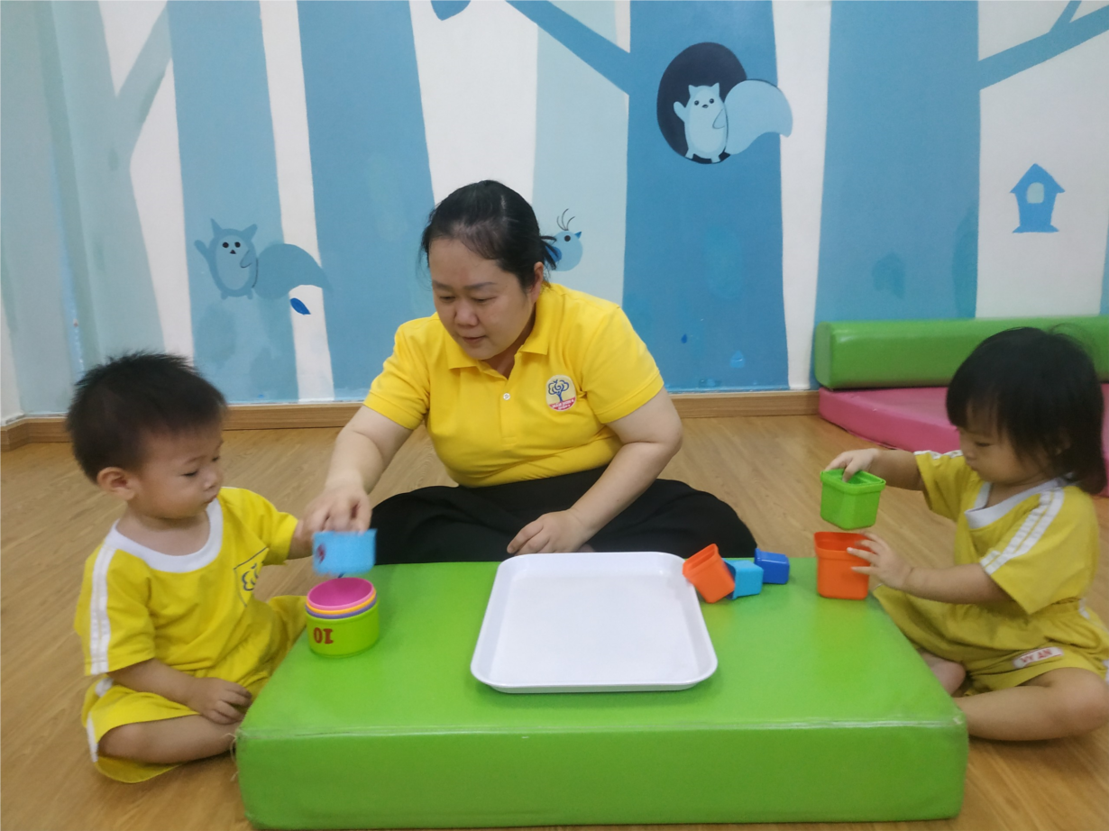 ác bé lớp Kitty 1 (6-12 tháng) với hoạt động với đồ vật  Lồng hộp 