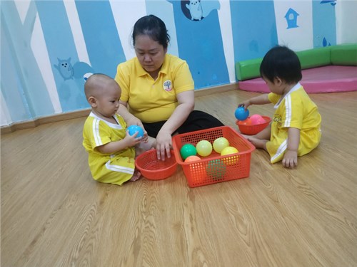 Các bé lớp Kitty 1 (6-12 tháng) trong giờ hoạt động với kỹ năng  Bỏ vào lấy ra 