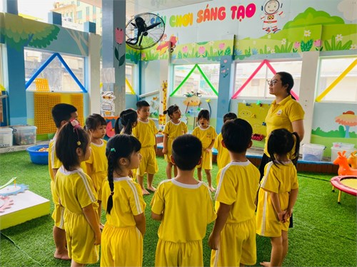 Hoạt động ngoài trời:  quan sát lợi ích của ánh sáng mặt trời