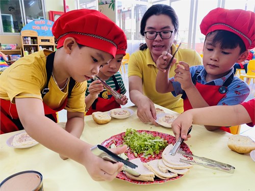 Bé tập làm nội trợ: Bánh hamburger