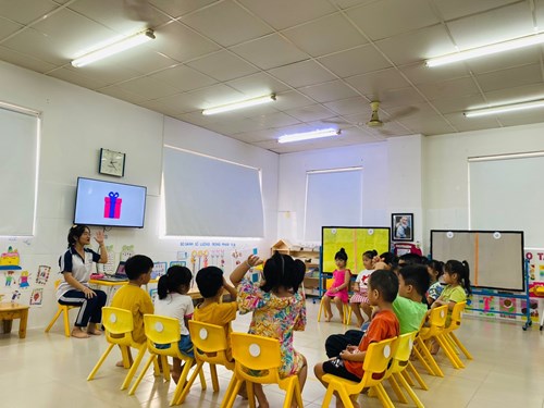 làm quen chữ viết:   Chữ d và chữ u 