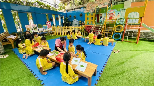 - Tạo hình tự do bằng lá cây