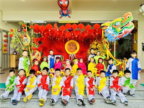 Các bé lớp Sơn Ca 1 (Mẫu giáo 4-5 tuổi) tham gia trình diễn văn nghệ mừng Xuân, với hai tiết mục  Như hoa mùa xuân  và  Tết đến xuân về  thật vui tươi, rộn ràng, và thật nhiều màu sắc.