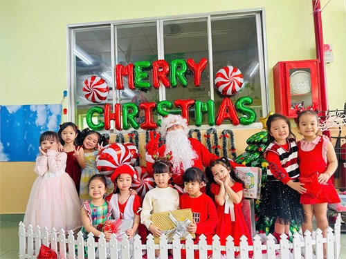 - Các con được những những món quà yêu thương từ tháng 12
