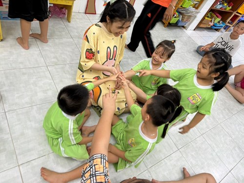 Các bé lớp Sơn Ca 2 đi thăm, tặng quà, vui chơi cùng các anh chị, các bạn tại trường Chuyên biệt Tương Lai