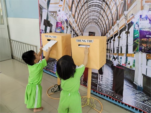 Các Bé Nhóm 13- 18 tháng Kitty 2 và Thỏ Nâu đi Bưu Điện gởi thiệp mừng xuân cho Ba Mẹ tại Trường Mầm non 6