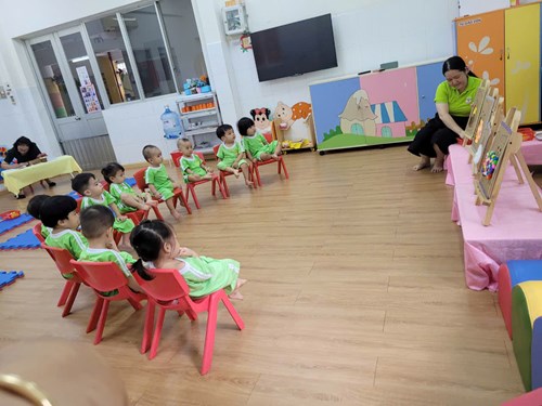 Các bé lớp 13-24 tháng trong giờ học tạo hình với đề tài  Khảm tranh con vật dễ thương 