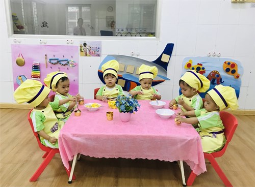 Các bé lớp 13-24 tháng với hoạt động: Bé làm kỹ năng  Bánh bắp phô mai nướng 