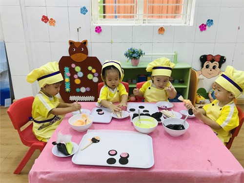 Các bé lớp 13-24 tháng hoạt động kỹ năng  Bánh quy Oreo nhúng socola 