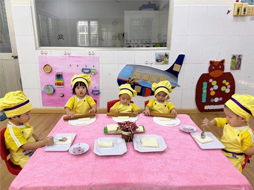 Các Bé lớp 13-24 tháng với hoạt động kỹ năng  Bé tập làm bánh nướng nhân khoai 