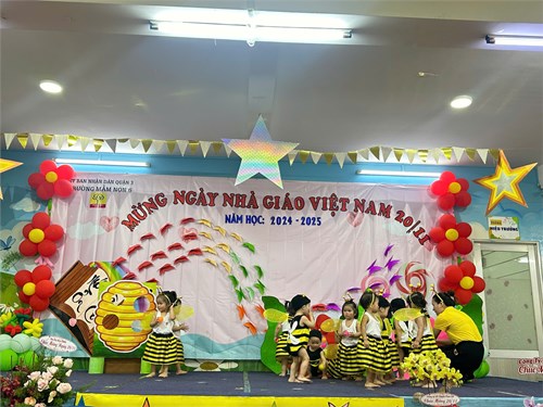 Các bé lớp 13-24 tháng trình diễn văn nghệ chào mừng ngày Nhà giáo Việt Nam 20/11 với tiết mục Chú ong xinh xắn 