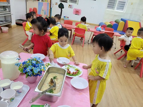 Các bé lớp 13-24 tháng với tiệc buffett sáng