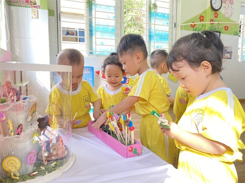 Tạo hình: Nặn cái bánh - Lớp Thỏ Trắng 2