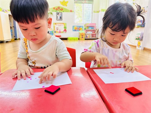 Tạo hình  Bé làm lồng đèn Trung Thu 