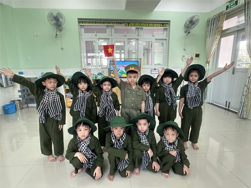 Kỷ niệm  Ngày Chiến thắng 30/4 và Ngày Quốc tế lao động 01/5- lớp Lá 1