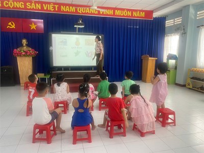 Hoạt động PTNN - Đề tài: LQCV nhóm chữ u, ư
Giáo viên: Đặng Thị Mai Lan
Lớp: Lá 2