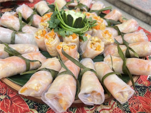 Trường Mầm non 7A tổ chức ăn tiệc dưới sân cho các bé