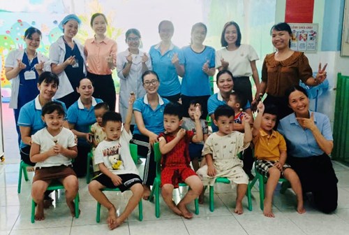 Trường Mầm non 7B tổ chức tiêm sởi cho các bé