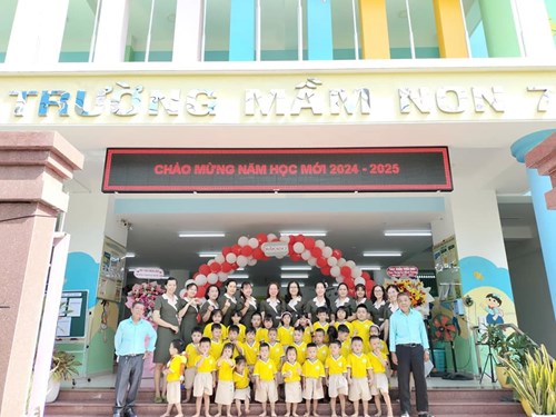 Hình ảnh tập thể Trường Mầm non 7 chào mừng năm học mới 2024-2025