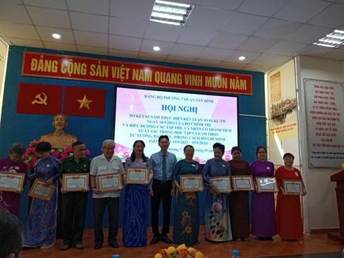 Chi bộ mầm non 7 nhận giấy khen có thành tích xuất sắc trong học tập và làm theo tư tưởng, đạo đức, phong cách  hồ chí minh