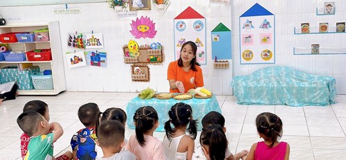 Trường Mầm Non 8: Đón sinh viên Khoa GDMN Trường ĐHSP TP.HCM tìm hiểu thực tế học phần Phương Pháp Cho Trẻ Mầm Non Khám Phá Khoa Học và Xã Hội . Tiết mẫu:  Khám phá trái bắp - GV thực hiện: Cô Đoàn Thị Thùy Linh - Lớp Mầm 2