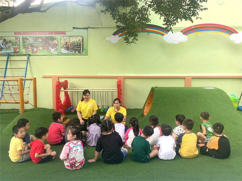 Trường Mầm Non 8 - Hoạt động ngoài trời Lớp Lá 3