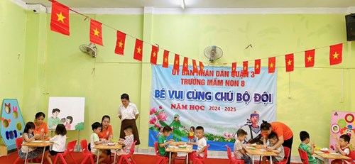 Trường Mầm Non 8: Hoạt Động Trang Trí Thiệp Tặng Chú Bộ Đội tại Cơ sở 2.