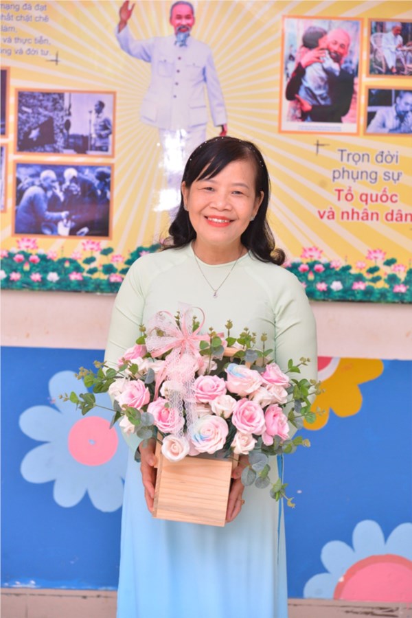 Hiệu Trưởng: Cô Phạm Thị Thu Diễm