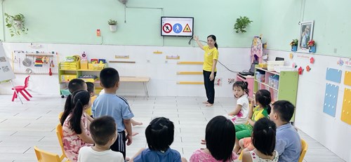 Trường Mầm Non 8 - Giờ học  An toàn giao thông  lớp Chồi 1