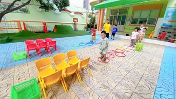 Trường Mầm Non 8 - Hoạt động ngoài trời Lớp Lá 1