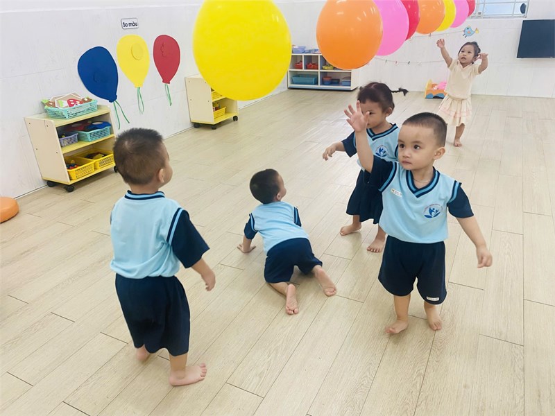 🙋🙋 vận động vui nhộn:  bắt bóng bay với bạn 