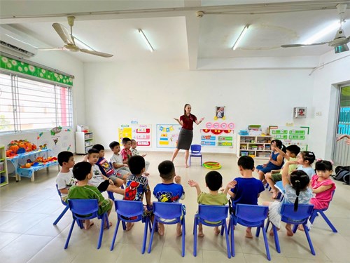 🌟Một buổi học Tiếng Anh cùng cô giáo nước ngoài đầy hứng thú của các bé tại trường Mầm non 8. Mời ba mẹ cùng xem nhé!!!🙂                                    
❤️❤️❤️❤️❤️