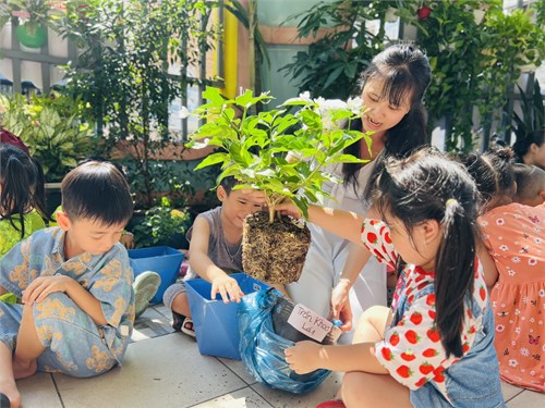 Truyên truyền  Tết trồng cây nhớ Bác  tại cơ sở 1 trường MN8