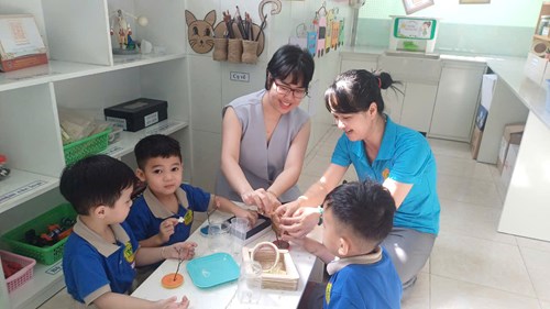 Bé làm hoa tặng cô