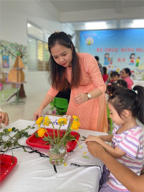Hoạt động Phụ huynh tham gia cắm hoa cùng cô và các bé mừng ngày Quốc tế Phụ nữ 8/3