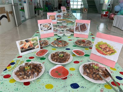 Các bé Chồi 2 ăn buffet trưa mừng sinh nhật các bạn tháng 9-10-11