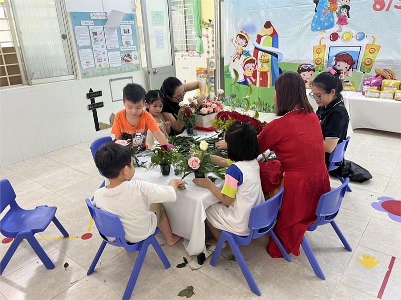 Các bé cùng cắm hoa với mẹ 8/3