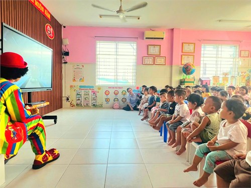 Các bé lớp Cơm nát xem phim