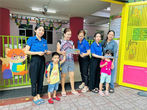Chi đoàn Mầm non 9 tổ chức hoạt động phát tờ rơi tuyên truyền an toàn giao thông với chủ đề   Hãy tuân thủ tốc độ quy định khi lái xe 