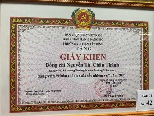 Đồng chí Nguyễn Thị Châu Thanh được Đảng ủy Phường 9 khen thưởng Đảng viên hoàn thành xuất sắc nhiệm vụ năm 2023.
