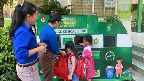 Các bé tích cực tham gia phân loại rác tại chuyến xe kế hoạch nhỏ