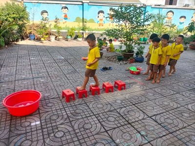 Cùng đi trên chướng ngại vật
